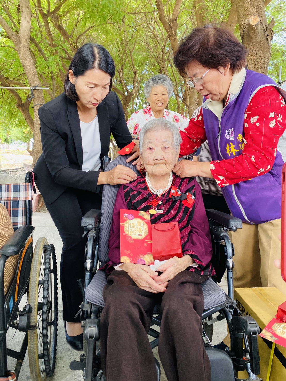 10月份鎮政活動剪影1091022黃鎮長瑞珠到宅祝福媽厝里百歲人瑞 